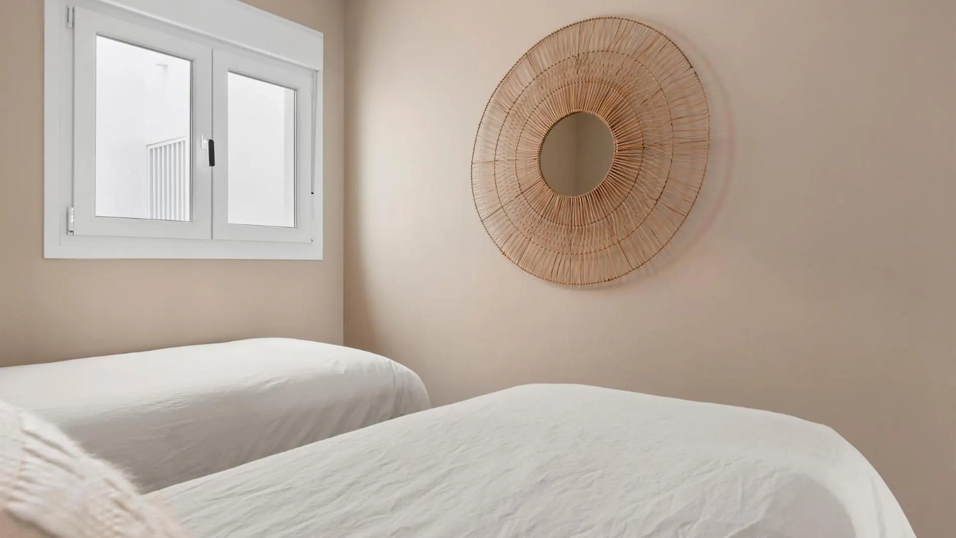 Brand New Chic Apartment - City, Pool & Beach Estepona