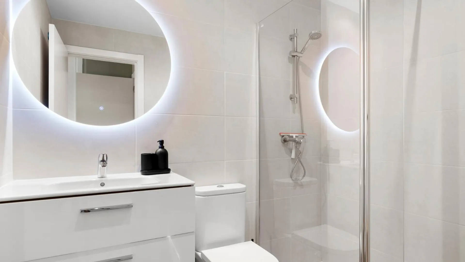 Brand New Chic Apartment - City, Pool & Beach Estepona