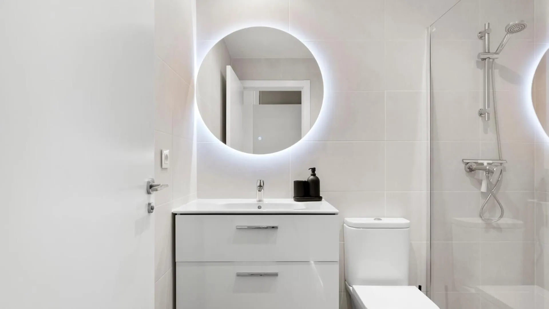 Brand New Chic Apartment - City, Pool & Beach Estepona Spain
