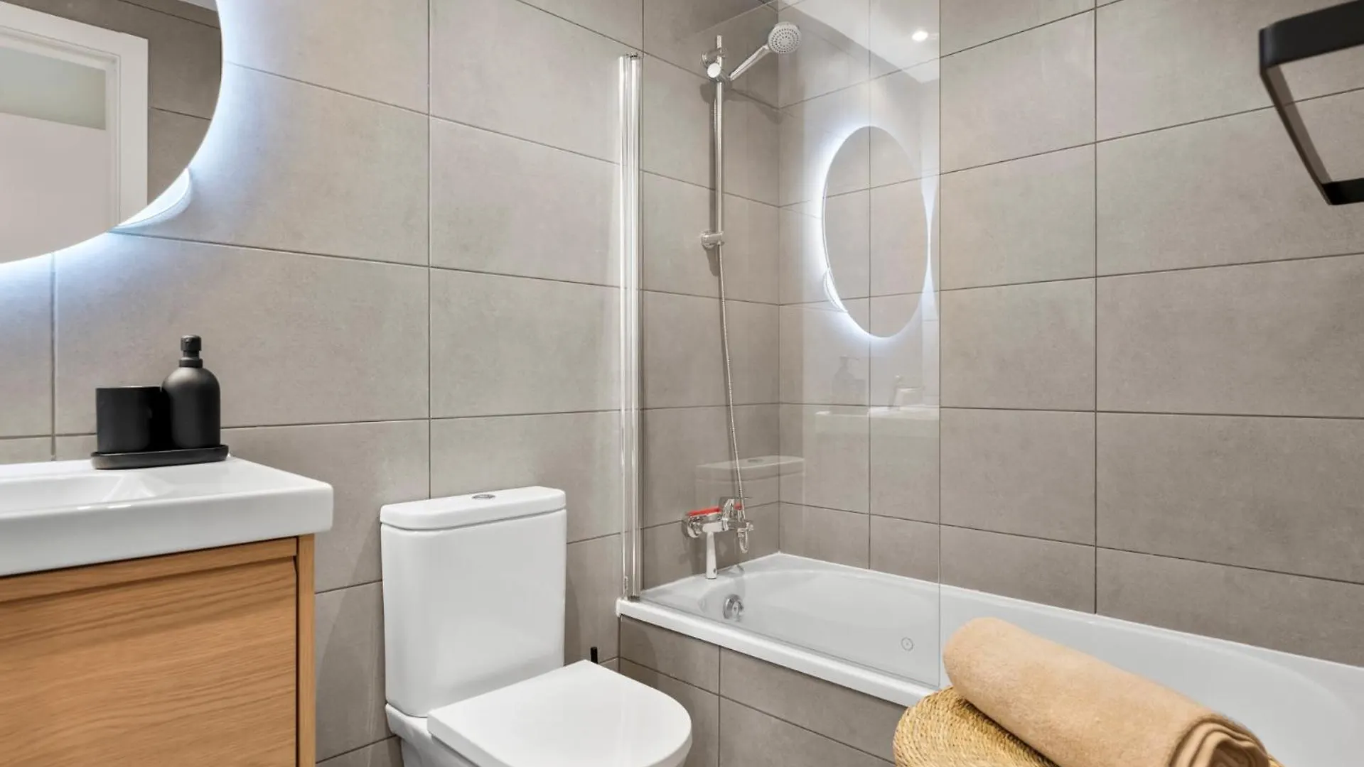 Brand New Chic Apartment - City, Pool & Beach Estepona
