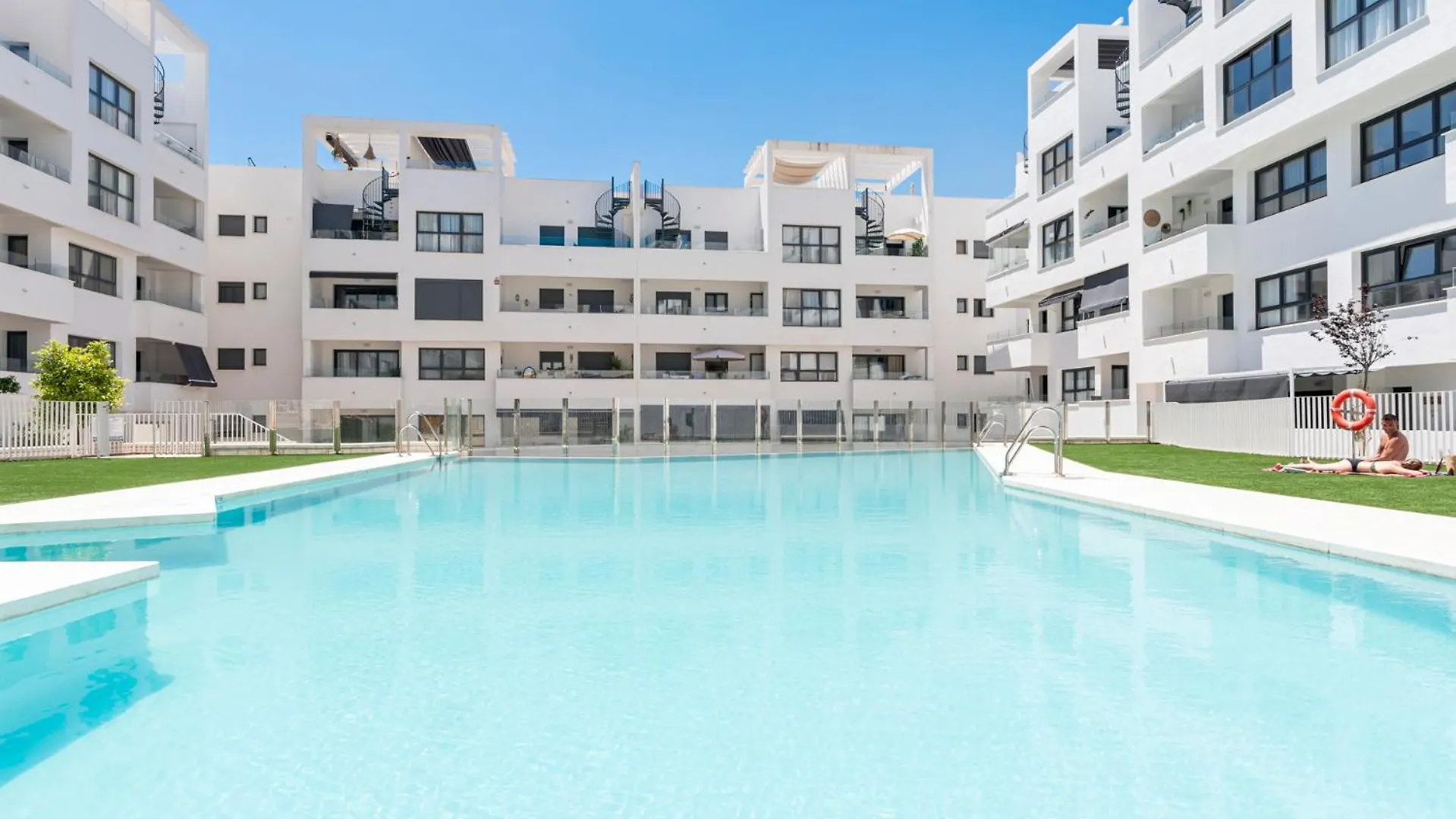 Brand New Chic Apartment - City, Pool & Beach Estepona
