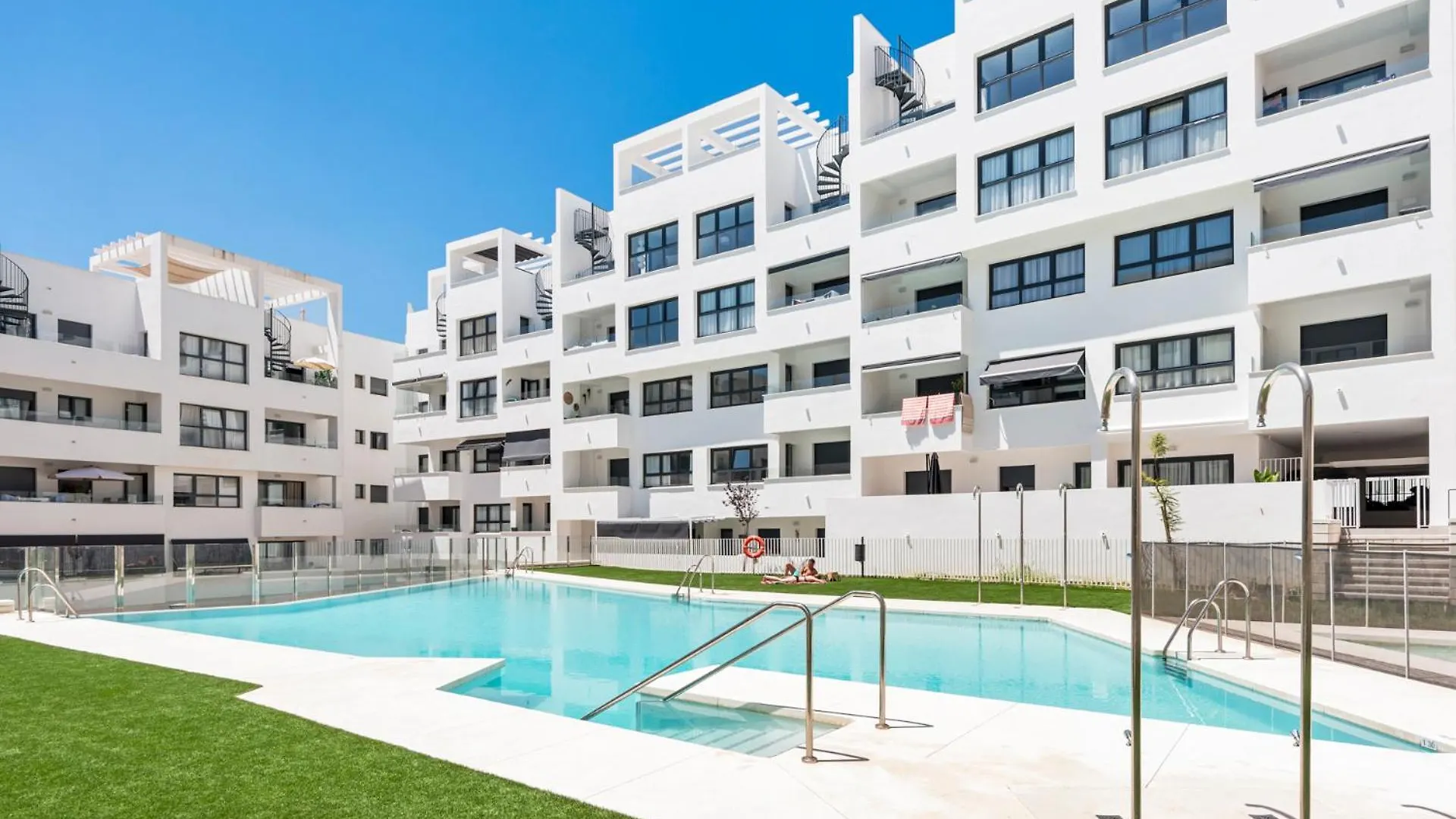 Brand New Chic Apartment - City, Pool & Beach Estepona